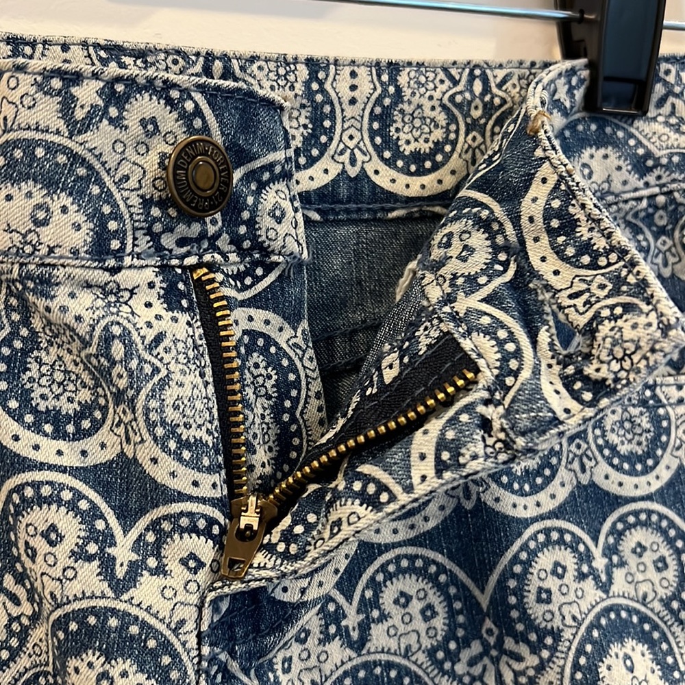 Forever 21 Cuffed Pattern Denim Short. Size 27 - Picture 5 of 7